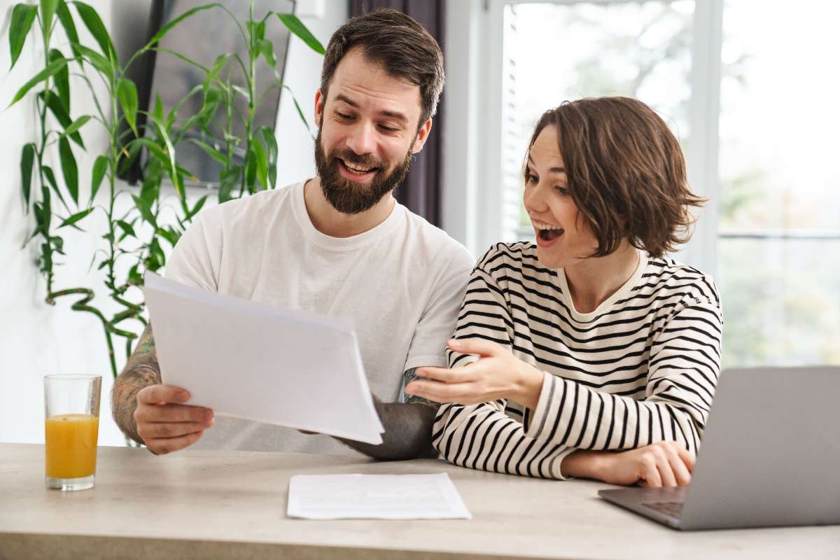 young-white-couple-working-together-with-laptop-2021-12-15-13-49-39-utc (1)-fotor-2023082916717